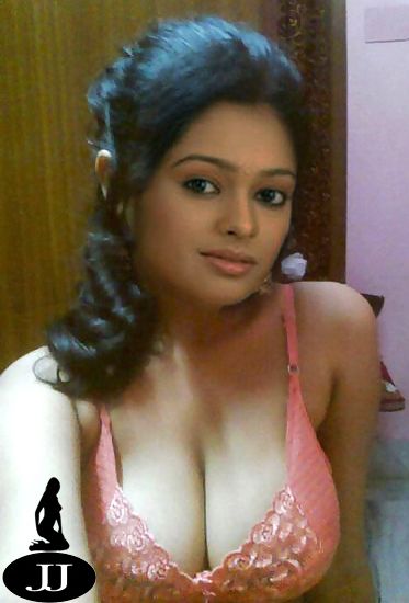 Hot cleavage Mugdha Chaphekar busty boobs in bra
