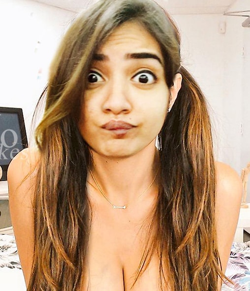 Nazriya Nazim nude webcam photo with hot cleavage line