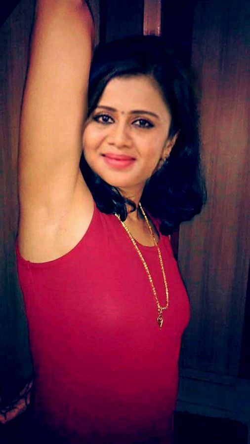 Anjana Rangan showing her shaved armpit before live on sun music
