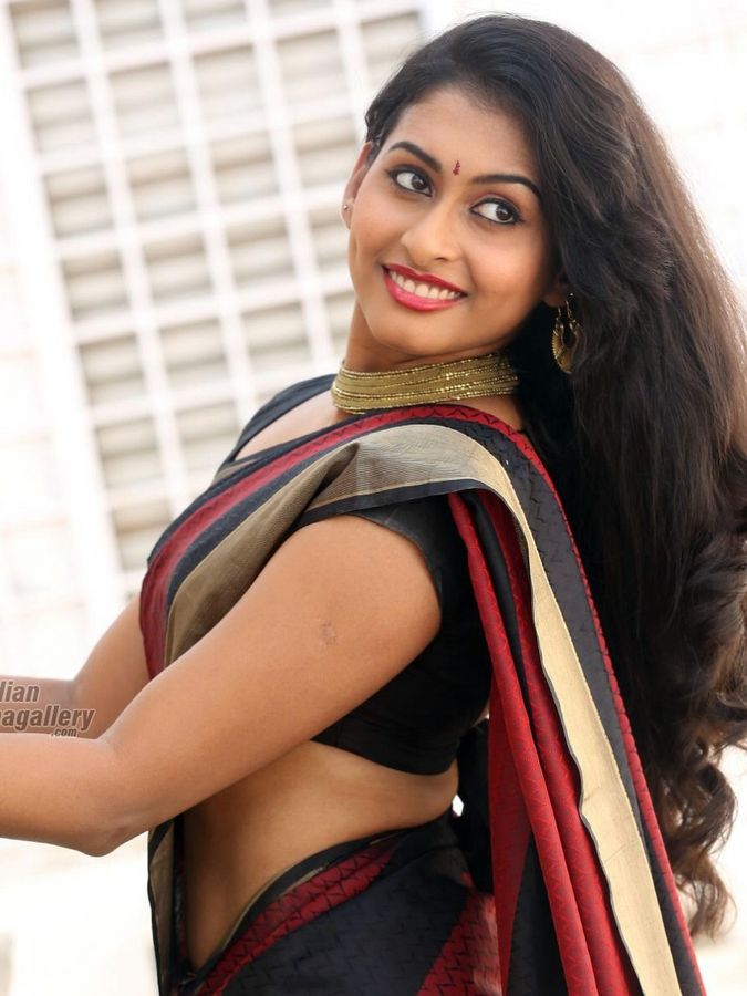 Nithya Naresh nude hip hot saree show