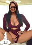 Hot cleavage Sonakshi Sinha spreading her naked thigh