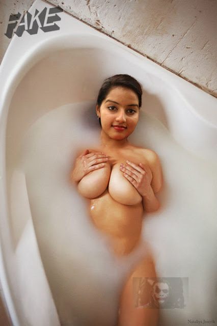 Malavika Menon naked bathtub photo covering her nipple in bathroom