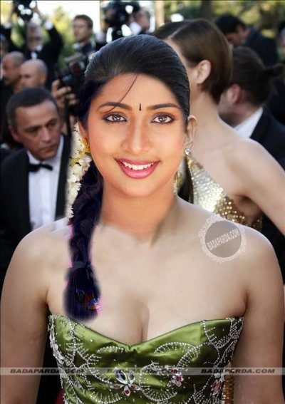 Navya Nair low neck cleavage photo small boobs young actress