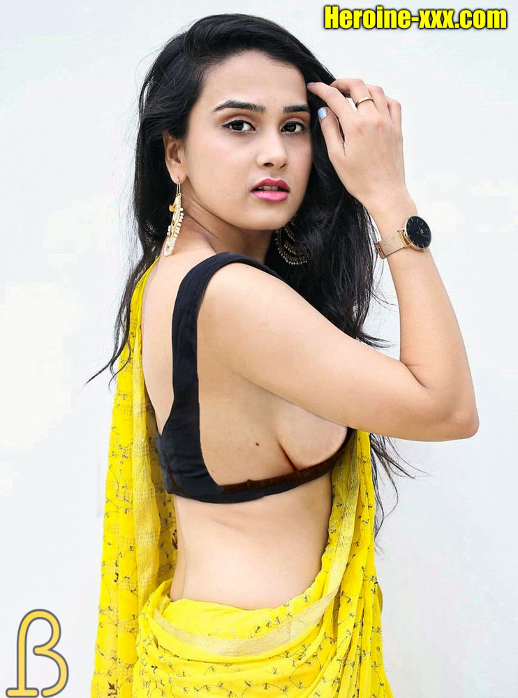 Anushka Kaushik semi nude youtuber boobs side view sleeveless blouse photo