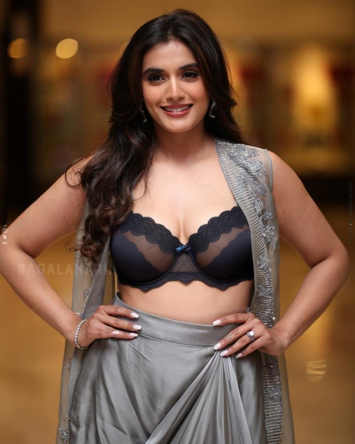 Divyansha Kaushik strapless black bra cleavage